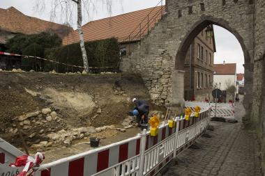 Die Archäologen bei der Arbeit unmittelbar am Sackturm in Warburg.<br>Foto: LWL/Thede