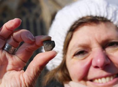Klein aber fein sind Funde wie dieses Bruchstück einer Papstbulle, die unter dem Pflaster des Paderborner Domplatzes entdeckt wurden. Die Stadtarchäologie bietet wieder öffentliche Führungen an, bei denen sich jeder selbst ein Bild vom mittelalterlichen Paderborn machen kann.<br>Foto: LWL/Burgemeister