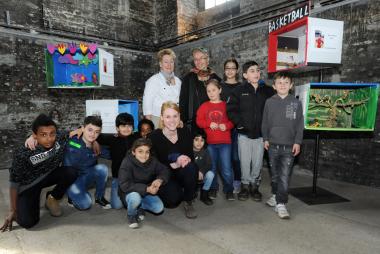 Die Teilnehmer der Glückskäfer-Ferienaktion mit den Museumspädaoginnen Cindy Kramer (vorne), Annette Kritzler (hinten Mitte) und der Künstlerin Almut Rybarsch-Tarry (hinten rechts).<br>Foto: LWL/Appelhans