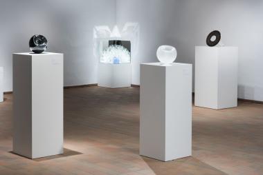 Installationen und Glasobjekte von Veronika Beckh.<br>Foto: Peter Hübbe