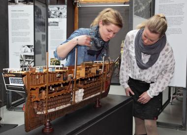 Das Modell eines Auswandererschiffes zeigt, wie die Schiffe aussahen, mit denen die Auswanderer sich auf den Weg in die neue Heimat machten.<br>Foto: LWL/Holtappels