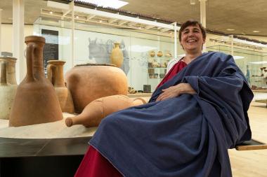 Begleitet werden die Museumsbesucher am Sonntag von der römischen Senatorenwitwe, die es sich neben den römischen Funden durchaus bequem zu machen versteht.<br>Foto: LWL/Burgemeister