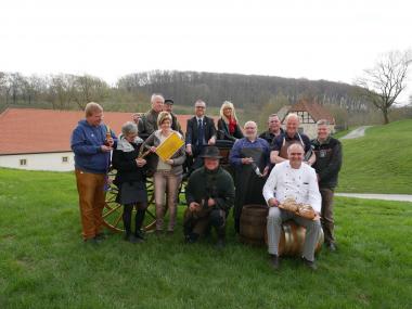Auf den "Et labora"-Tag im Kloster Dalheim freuen sich: (hinten v.l.) Stellmacher Franz-Josef Mertens, Müller Burkard Jüstel, Museumsdirektor Dr. Ingo Grabowsky und die LWL-Kulturdezernentin Dr. Barbara Rüschoff-Thale, (vorne v.l.) Gärtner Andreas Bogel, Weberin Marita Schäfers, Imkerin Helga Müller, Schäfer Roland Brand, Brenner Hermann Zinser, Hermann Brügge-Feldhacke, Brauer Manfred Peitz, Bäcker Willi Zacharis und Joachim Padberg.<br>Foto: LWL/Tillmann