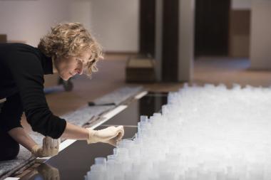 Tausende von Glasröhren formen das ¿Feld¿, das Beckh für die Ausstellung ¿Lumen¿ aufgebaut hat.<br>Foto: Peter Hübbe