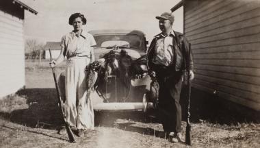 Hermine Siekmann aus Nienhagen bei Detmold mit ihrem Onkel bei der Fasanenjagd in ihrer neuen Heimat South Dakota. Wie sie suchten viele Lipper das Glück in der Neuen Welt.<br>Foto: Elisabeth Bergmann