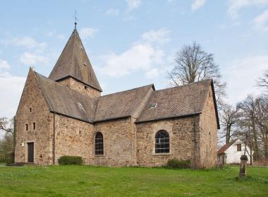 In der romanischen Dorfkirche von Blomberg-Donop befindet sich unter der Dachhaut aus Schiefer über dem Chor eines der ältesten im Verband erhaltenen Dachwerke im deutschsprachigen Raum. <br>Foto: LWL/Barthold