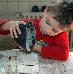 In der Kinderwerkstatt werden am Sonntag Fossilienabdrücke gegossen.<br>Foto: LWL/Hudemann