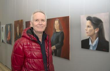 Johann Hinger vor seinen Bildern in der Maschinenhalle der Zeche Hannover.<br>Foto: LWL/Hudemann