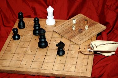 Das beste Mittel, um dem heftigem Aprilwetter die Stirn zu bieten: Schach mit eigenen Figuren. Ein Workshop zeigt am Wochenende im Landesmuseum in Herne, wie es geht.<br>Foto: LWL/Gerich