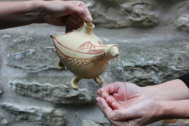 Eine Hand wäscht im Mai im Museum in der Kaiserpfalz die andere - pünktlich zu den Feiertagen.&lt;br&gt;Foto: LWL 