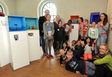 Die Teilnehmer der ersten¿ Museobilbox¿-Aktion auf Zeche Nachtigall mit der Künstlerin Almut Rybarsch-Tarry und der Museumspädagogin Cindy Kramer. <br>Foto: LWL /Appelhans