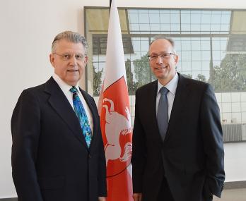 Präsident des DRK-Landesverbandes Westfalen-Lippe, Dr. Fritz Baur und LWL-Direktor Matthias Löb.<br>Foto: LWL
