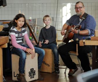 Klaus Senkel leitet den Workshop auf der Zeche Zollern. Zum Abschluss wird gemeinsam Musik gemacht.<br>Foto: LWL/Appelhans 
