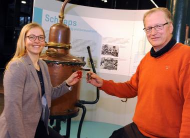 Prosit! Museumsleiter Robert Laube und Kuratorin Astrid Blum an der Ausstellungsstation zum Thema Schnaps.<br>Foto: LWL/Appelhans