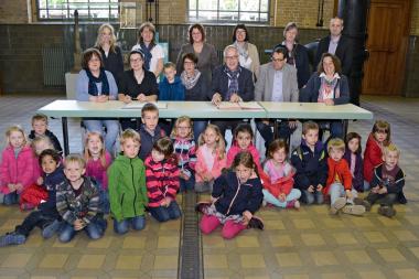Die Kinder waren dabei als Tanja Bandulet (sitzend v.l./AWO TEK Henrichenburg), Yasmin Gruppe (Städt. Kindergarten Kinderburg), Christiane Reichert (Kindergarten St. Lambertus), LWL-Museumsdirektor Dirk Zache, LWL-Museumsleiter Dr. Arnulf Siebeneicker und Melanie Nowka (Kath. Kindertageseinrichtung St. Marien) die Partnerschaft zwischen Industriemuseum und Kindergärten besiegelten.<br>Foto: LWL/Hudemann