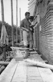 An den Bau eines Hauses knüpfen sich viele Er-innerungen und Erlebnisse, die für die Nachwelt festgehalten werden sollen, wir hier beim Hausbau um 1960 in Münster-Nienberge. <br>Foto: LWL/Adolf Risse
