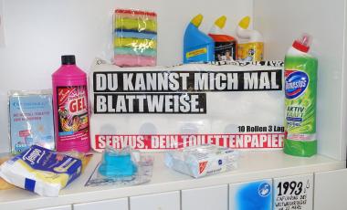 ¿Du kannst mich mal blattweise.¿ Heute sind die Regale im Supermarkt prall gefüllt mit den verschiedensten Toilettenpapieren. Ein paar Beispiele sind in der Sonderausstellung ¿Scheiße sagt man nicht!¿ im LWL-Freilichtmuseum Detmold zu sehen.<br>Foto: LWL/Stiewe