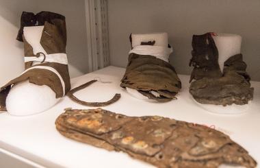 Eindrucksvolle Zeugen längst vergangener Geschichte sind diese Lederschuhe, die im Depotraum für organische Funde eine neue Heimat gefunden haben.<br>Foto: LWL/Burgemeister