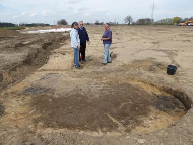 Das Grubenhaus zeichnet sich dunkel im hellen Sandboden ab.<br>Foto: LWL/Spiong