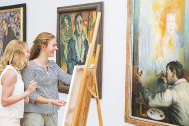 Der Zeichen-Kursus im LWL-Museum vermittelt grundlegende Zeichentechniken und lädt zum Experimentieren ein.<br>Foto: LWL/Hanna Neander