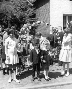 Umzug der Kinder mit der ¿Pfingstbraut¿ am Pfingstsonntag 1966 in Velen-Ramsdorf (Kreis Borken).<br>Foto: LWL/Irmgard Simon