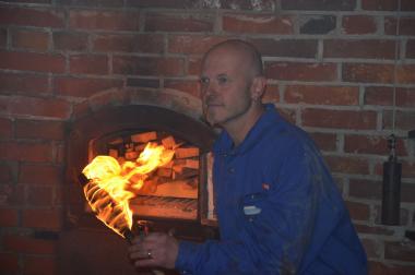 Mit einer traditionellen Zeremonie entfacht Brennmeister Sebastian Henjes das Feuer im Ringofen.<br>Foto: LWL