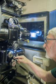 Filmvorführer Benedikt Schmitt (75) am wassergekühlten Projektor ¿Ernemann 7B¿ von 1942 im Filmtheater Winterberg. Bereits mit 16 Jahren hat Schmitt auf diesem Projektor gelernt.<br>Foto: LWL/Sagurna