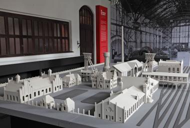 Blick in die neue Dauerausstellung in der historischen Zechenverwaltung. Dr. Thomas Parent erklärt bei zwei Führungen Spannendes zur Geschichte der Zeche Zollern.<br>Foto: LWL/Holtappels