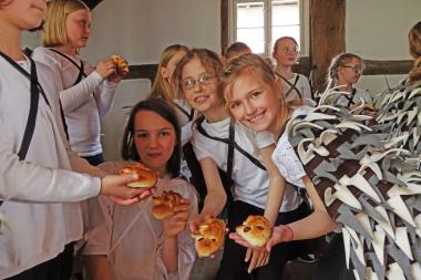 Die Musical-AG des Bildungshauses Weerth-Schule zeigt ¿Die Rache der Igel¿ im LWL-Freilichtmuseum Detmold. Bei der ¿Generalprobe¿ gab es als Dankeschön einen Igel aus der Museumsbäckerei.<br>Foto: LWL/Jähne