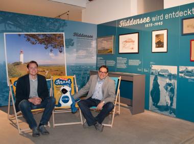 Museumsleiter Dr. Arnulf Siebeneicker (r.) und Volontär Mathias Wagener in der Ausstellung "Reif für die Insel".<br>Foto: LWL/Hudemann