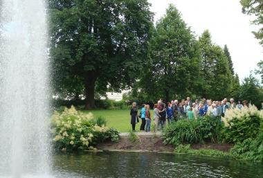 Gartenexperten unterwegs im Palaisgarten Detmold.<br>Foto: LWL