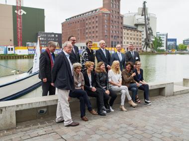 (v.l.) Dr. Hermann Arnhold, Markus Schabel, Imke Itzen, Thomas Tenkamp, Matthias Löb, Stefan Richter, Kasper König, Britta Peters, Dr. Marianne Wagner, Dr. Barbara Könches, Dr. Barbara Rüschoff-Thale, Friederike Tappe-Hornbostel und Cornelia Wilkens<br>Foto: Hubertus Huvermann, 2016<br><b><i>Ausführlichere Bildunterzeile am Ende des Pressetextes.</b></i>