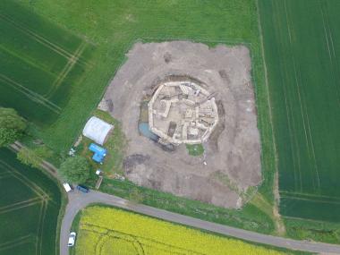 Die Holsterburg aus der Luft zum Beginn der neuen Grabungssaison.<br>Foto: LWL/R. Klostermann