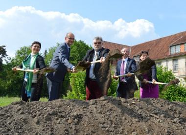 NRW-Gesundheitsministerin Barbara Steffens (v.l.) und Christof Sommer, Bürgermeister der Stadt Lippstadt, der Landesbeauftragte für den Maßregelvollzug NRW, Uwe Dönisch-Seidel, sowie Matthias Löb, der Direktor des Landschaftsverbands Westfalen-Lippe (LWL), und die Geschäftsführerin des BLB NRW Gabriele Willems gaben auf dem Baufeld das symbolische Startsignal für das Projekt.<br>Foto: LWL/BLB Dortmund