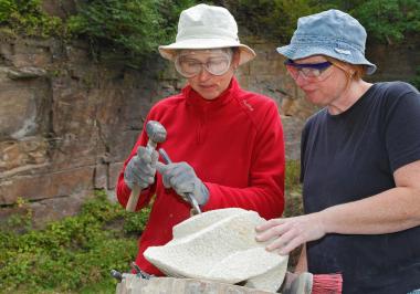 Wie aus Ruhrsandstein Skulpturen entstehen, erfahren die Teilnehmer am Wochenende von der erfahrenen Steinmetzin Christina Clasen (rechts).<br>Foto: LWL/Hudemann