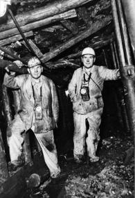 Markscheider Erich Adam (r.) gehörte zu den Interviewpartnern des LWL-Industriemuseums. Das Foto aus den 1960er Jahren zeigt ihn mit einem Messgehilfen unter Tage der Zeche Zollern II/IV.<br>Foto: LWL