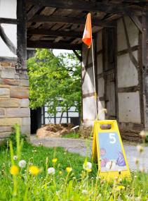 Wer hat dem kleinen Maulwurf auf den Kopf gemacht? Eine Rallye durch das LWL-Freilichtmuseum Detmold hilft Kindern, den Übeltäter ausfindig zu machen.<br>Foto: LWL/Hesterbrink/Pölert