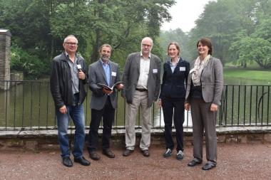 Dr. Hans Hanke, Vorsitzender der Kortum-Gesellschaft Bochum, LWL-Gartendenkmalpfleger Uwe Siekmann, Michael Grothe vom Umwelt- und Grünflächenamt der Stadt Bochum, Landschaftsarchitektin Susanne Weisser und Dr. Dorothee Boesler, Referatsleiterin der LWL-Denkmalpflege, diskutierten mit den Teilnehmern über das gartenkulturelle Erbe Westfalens. Foto: LWL/Bodi