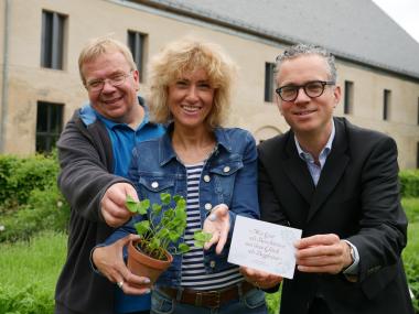 Pflück` Dein Glück: Museumsdirektor Dr. Ingo Grabowsky, die museumspädogogische Referentin Dr. Christiane Wabinski und Gärtner Andreas Bogfel (v.r.) laden am Wochenende des Tags der Gärten und Parks in die Dalheimer Klostergärten ein. Der Eintritt ist frei.<br>Foto: LWL/Maria Tillmann