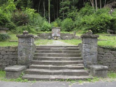 Blick von der Straße zur Brunnenfassung "Halte dich rein". <br>Foto: LWL/Herden-Hubertus