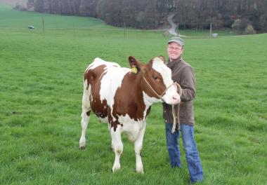 Milchbauer Martin Schlenkermann mit seiner Lieblingskuh.<br>Foto: Westfälisch-Lippischer Landwirtschaftsverband (WLV)