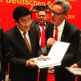 Dr. Josef Mühlenbrock, Leiter des LWL-Museums für Archäologie in Herne (r,), bat Vietnams Staatspräsident Truong Tan Sang (l.) um Unterstützung für die kommende Vietnam-Ausstellung. <br>Foto: LWL