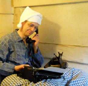 Auch früher wurde im Bett geschrieben und telefoniert, wie LWL-Volkskundler Thomas Schürmann hier zeigt.<br>Foto: LWL/Kaiser