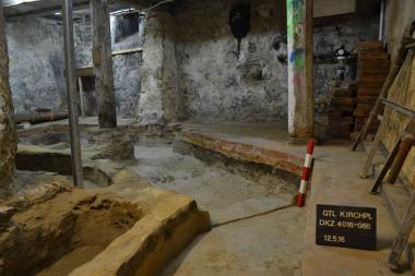 Grabungsübersicht mit Blick auf die Kirchhofsmauer mit einem vorgesetzten Stützpfeiler.<br>Foto: LWL/J. Glaw