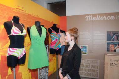 Auch Bademoden aus verschiedenen Zeiten sind in der Ausstellung ¿Reif für die Insel¿ zu sehen.<br>Foto: LWL/Hudemann