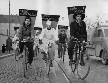 "Wiedervereinigung statt Wiederbewaffnung" forderten die Teilnehmer einer Protestdemonstration der Gewerkschaftsjugend 1956 in Essen.<br>Repro: LWL