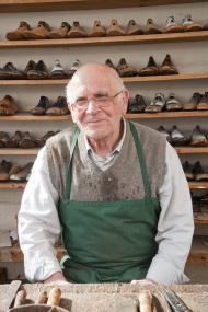 Schuhmachermeister Karl Hilleke in seiner damaligen Werkstadt in Paderborn<br> Foto: LWL