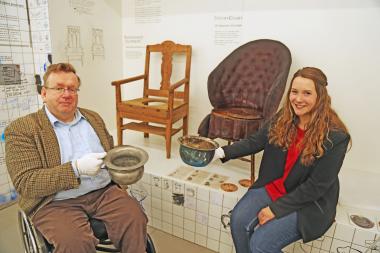 Ausstellungskurator Dr. Heinrich Stiewe gibt Einblicke in die Sonderausstellung ¿Scheiße sagt man nicht!¿ im LWL-Freilichtmuseum Detmold.<br>Foto: LWL/Jähne