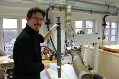 Ulrich Lehmann erhält den LWL-Preis für westfälische Landeskunde unter anderem für seine Erforschung frühmittelalterlicher Waffen.<br>Foto: LWL