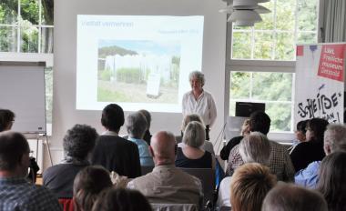 Landschaftsökologin Agnes Sternschulte begrüßt die Teilnehmer des Netztwerktreffens im Terrassen-saal des LWL-Freilichtmuseum Detmold.<br>Foto: LWL